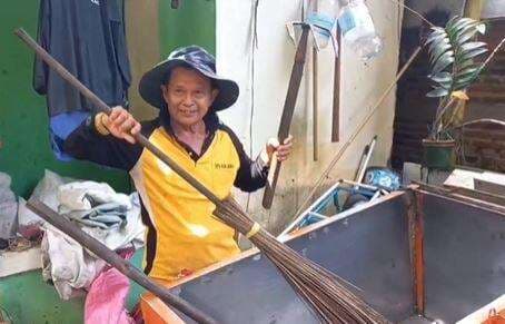 Kisah Pengangkut Sampah di Semarang Naik Haji Bareng Istri usai Nabung 39 Tahun Kisah Pengangkut Sampah di Semarang Naik Haji Bareng Istri usai Nabung 39 Tahun