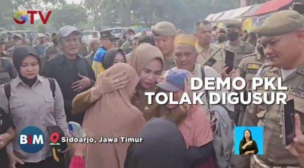 Emak-Emak PKL Menangis di Bahu Wabup Sidoarjo, Tolak Penggusuran Warung Emak-Emak PKL Menangis di Bahu Wabup Sidoarjo, Tolak Penggusuran Warung