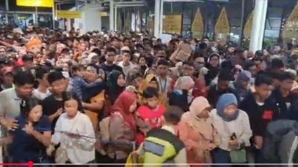 Penumpang KRL Jogja-Solo di Stasiun Tugu Saling Dorong, Banyak Anak Kecil Terjepit Penumpang KRL Jogja-Solo di Stasiun Tugu Saling Dorong, Banyak Anak Kecil Terjepit