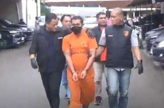 Terlilit Pinjol Rp200 Juta, Sales Elektronik Nekat Rampok Minimarket di Bandung Terlilit Pinjol Rp200 Juta, Sales Elektronik Nekat Rampok Minimarket di Bandung