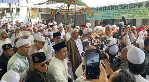 Momen Ridwan Kamil Diarak Bareng Habib Ali Kwitang, Tangannya Bergandengan Erat