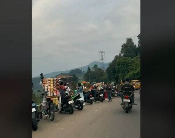 Viral PKL Sulap Mobil dan Motor Jadi Lapak Dadakan di Jalur Puncak, Netizen: Ada Aja Akalnya!