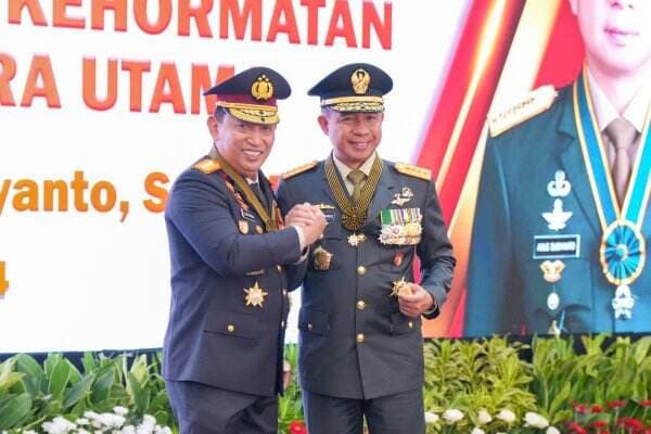 Kapolri Sematkan Bintang Bhayangkara Utama ke Panglima dan 3 Kepala Staf TNI: Sinergitas Menuju Indonesia Maju