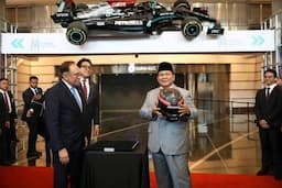 Momen Canda Tawa Prabowo dan Anwar Ibrahim Gegara Pajangan Mobil F1