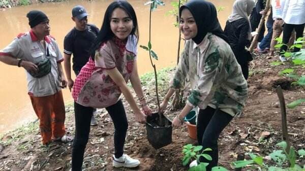 RK Pink Tanam Pohon di Kali Ciliwung, Dukung Program Ridwan Kamil-Suswono