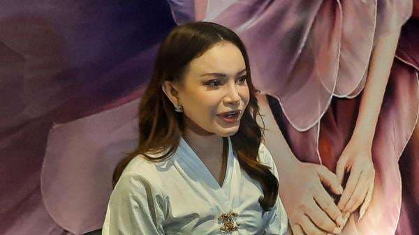 Rossa Bakal Gunakan Mic Seharga Ratusan Juta di Konser 30 Tahun Here I Am Rossa Bakal Gunakan Mic Seharga Ratusan Juta di Konser 30 Tahun Here I Am