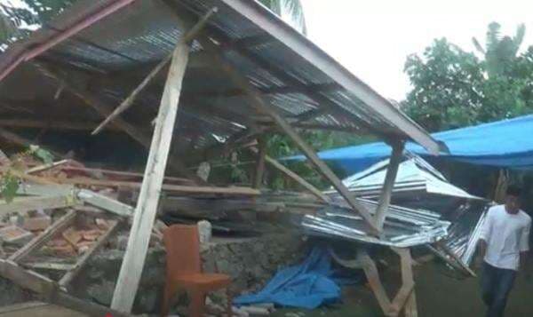 2 Rumah Hancur Tertimpa Pohon Kelapa di Polewali Mandar, 1 Orang Tewas 2 Rumah Hancur Tertimpa Pohon Kelapa di Polewali Mandar, 1 Orang Tewas