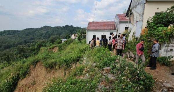 Miris! Rumah Subsidi Tidak Layak Huni Dibangun di Pinggir Jurang dan Rawan Bencana