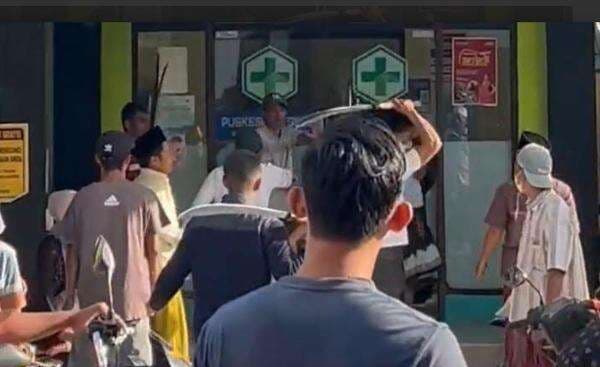 Viral, Sejumlah Warga Tenteng Parang di Depan Puskesmas Bangkalan Viral, Sejumlah Warga Tenteng Parang di Depan Puskesmas Bangkalan