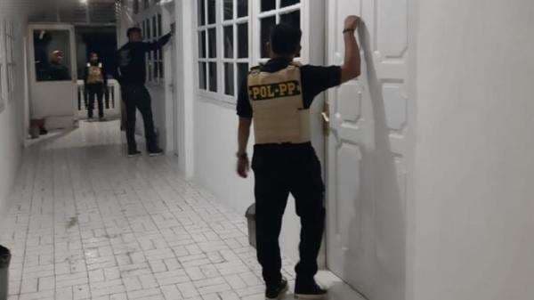 16 Orang Terjaring Razia di Padang saat Ngamar, 10 Perempuan 6 Laki-Laki 16 Orang Terjaring Razia di Padang saat Ngamar, 10 Perempuan 6 Laki-Laki