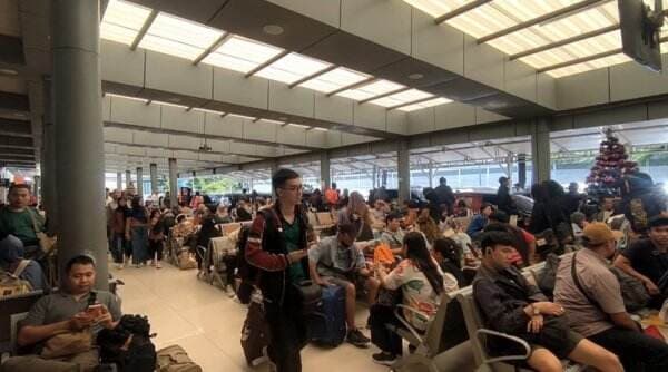 Stasiun Pasar Senen Padat Merayap H-2 Lebaran, 27.934 Pemudik Berangkat Hari Ini Stasiun Pasar Senen Padat Merayap H-2 Lebaran, 27.934 Pemudik Berangkat Hari Ini