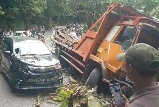 Sopir Elf Ngantuk Picu Tabrakan Beruntun 6 Kendaraan di Cianjur, 7 Luka-Luka Sopir Elf Ngantuk Picu Tabrakan Beruntun 6 Kendaraan di Cianjur, 7 Luka-Luka