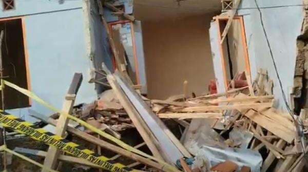 Bencana Tanah Bergerak di Cimahi Rusak 11 Rumah, 46 Jiwa Mengungsi Bencana Tanah Bergerak di Cimahi Rusak 11 Rumah, 46 Jiwa Mengungsi