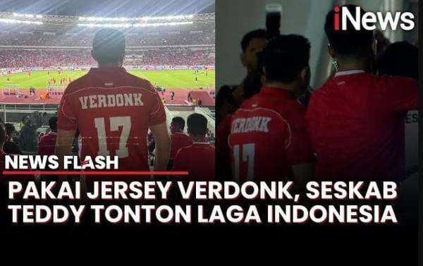 Gaya Keren Seskab Teddy Nonton Timnas Indonesia Pakai Jersey Verdonk