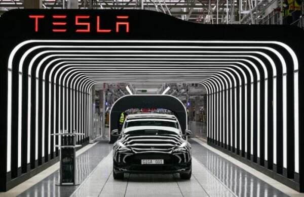 Terdampak Mobil Listrik China, Penjualan Tesla Turun pada 2024