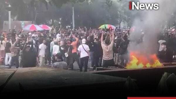 Mencekam! Massa Lempari Gedung KPK dengan Batu Tuntut Harun Masiku Ditangkap