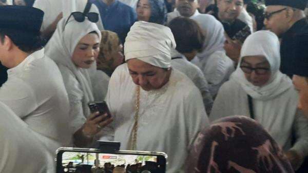 Tangis Anak Pecah saat Tabur Bunga di Makam Titiek Puspa Tangis Anak Pecah saat Tabur Bunga di Makam Titiek Puspa