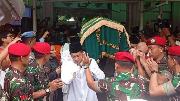 Titiek Puspa Diberangkatkan ke TPU Tanah Kusir, Ratusan Orang Antarkan dengan Suasana Penuh Haru Titiek Puspa Diberangkatkan ke TPU Tanah Kusir, Ratusan Orang Antarkan dengan Suasana Penuh Haru