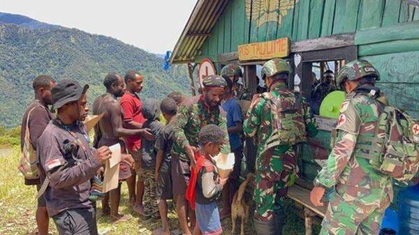 Lewat Makan Bersama, Satgas Yonif 715/Mtl Jalin Keakraban Bersama Masyarakat Papua