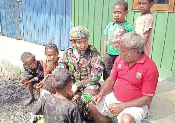 Pererat Silaturahmi, Satgas Yonif 715/Mtl Ajang Sana ke Kediaman Kepala Dinas Pendidikan Puncak Jaya