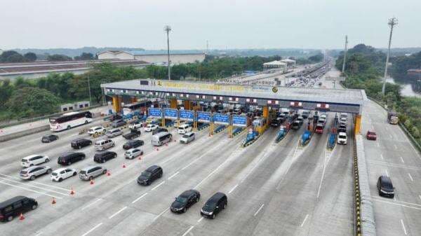 Kendaraan Meningkat, Tol Jakarta-Cikampek Terapkan Contraflow dari KM 55 hingga KM 70 Kendaraan Meningkat, Tol Jakarta-Cikampek Terapkan Contraflow dari KM 55 hingga KM 70