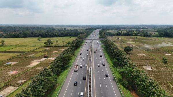 Arus Balik Padat, 64.200 Kendaraan Lintasi Tol Cipali dalam 12 Jam Arus Balik Padat, 64.200 Kendaraan Lintasi Tol Cipali dalam 12 Jam