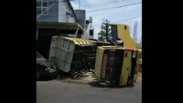 Truk Pasir Terguling Timpa Motor dan Mobil hingga Robohkan Tembok di Jember