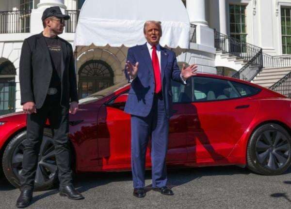 Hibur Elon Musk, Trump Beli Mobil Listrik Tesla S Warna Merah Hibur Elon Musk, Trump Beli Mobil Listrik Tesla S Warna Merah