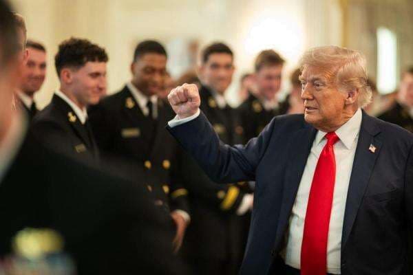 Trump Beri Sinyal Turunkan Tarif untuk China Trump Beri Sinyal Turunkan Tarif untuk China