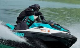 Umi Pipik Tak Merasa Ribet Main Jet Ski Pakai Gamis dan Cadar