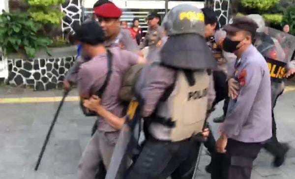 Demo Tolak UU TNI di Sukabumi Chaos, Polisi Sikat Massa Aksi, Wartawan Ikut Jadi Korban Demo Tolak UU TNI di Sukabumi Chaos, Polisi Sikat Massa Aksi, Wartawan Ikut Jadi Korban