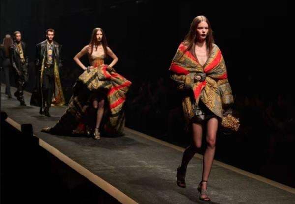 Prada Turunkan Nilai Kesepakatan Akuisisi Versace Jadi Rp23 Triliun Imbas Kebijakan Tarif AS Prada Turunkan Nilai Kesepakatan Akuisisi Versace Jadi Rp23 Triliun Imbas Kebijakan Tarif AS