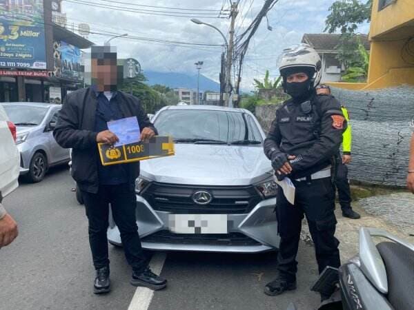 Nekat Pakai Pelat Dinas Polri Palsu, Mobil Wisatawan di Puncak Ditindak!