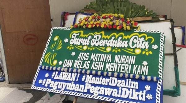 Heboh Karangan Bunga Solidaritas Pegawai Kemendiktisaintek Bertulis Lawan Menteri Dzalim!