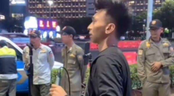 Viral TikTokers Buat Konten Diusir Satpol PP saat Live di Bundaran HI, Ini Penjelasan Anak Buah Pramono Viral TikTokers Buat Konten Diusir Satpol PP saat Live di Bundaran HI, Ini Penjelasan Anak Buah Pramono