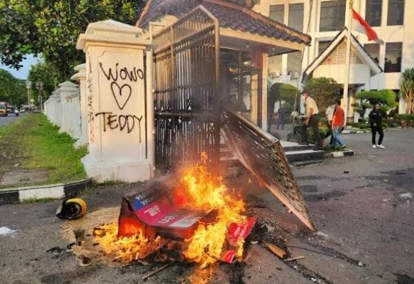 2 Mobil Polisi Dirusakdi Bekasi, Ada CoretanTolak RUU TNI dan Kata Kasar 2 Mobil Polisi Dirusakdi Bekasi, Ada CoretanTolak RUU TNI dan Kata Kasar