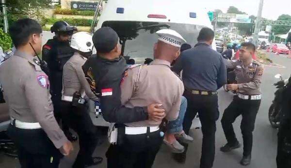 Aksi Heroik Polisi Tangani Kecelakaan saat Macet Parah di Puncak Aksi Heroik Polisi Tangani Kecelakaan saat Macet Parah di Puncak