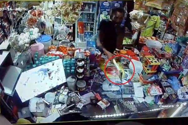 Viral Aksi Brutal Preman di Medan, Aniaya Penjaga Konter HP Minta Top Up Dana Gratis Viral Aksi Brutal Preman di Medan, Aniaya Penjaga Konter HP Minta Top Up Dana Gratis