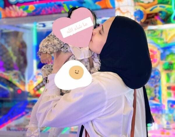 Zaskia Sungkar Diduga Adopsi Anak Perempuan, Namanya Humaira