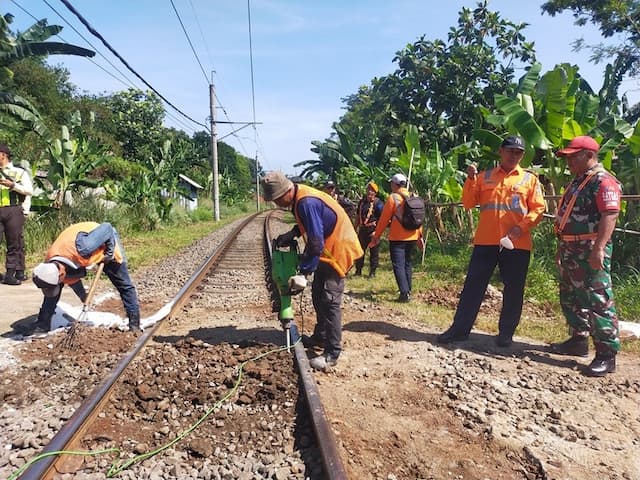 130 Perlintasan Kereta di Jakarta Tanpa Penjagaan 130 Perlintasan Kereta di Jakarta Tanpa Penjagaan