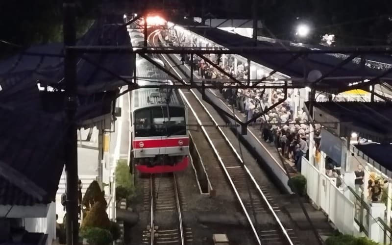 Muncul Percikan Api di Tiang LAA, Commuter Line Rangkasbitung Terganggu Muncul Percikan Api di Tiang LAA, Commuter Line Rangkasbitung Terganggu