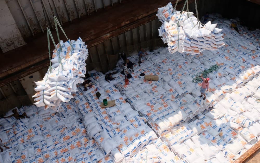 Bulog Targetkan Salurkan 720 Ribu Ton Bantuan Pangan di 2026 Bulog Targetkan Salurkan 720 Ribu Ton Bantuan Pangan di 2026