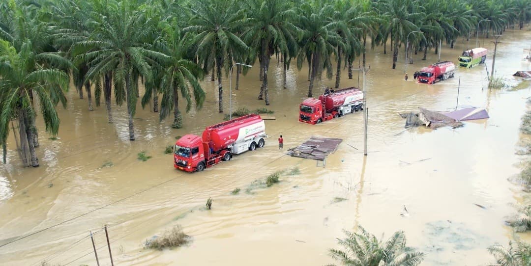 Pemerintah Kerahkan Truk BBM dan Alat Berat ke Aceh Tamiang, Akses Darat Dibuka Pemerintah Kerahkan Truk BBM dan Alat Berat ke Aceh Tamiang, Akses Darat Dibuka