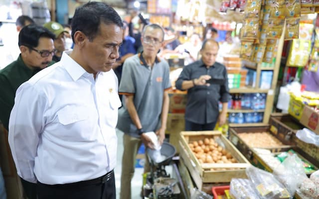 Amran Pastikan Kebutuhan Pokok Aman Jelang Lebaran Amran Pastikan Kebutuhan Pokok Aman Jelang Lebaran