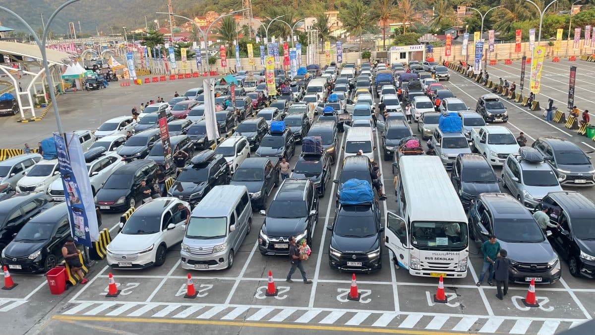 Jumlah Pemudik di Pelabuhan Merak Capai 12.680 Orang per 17 Maret 2026 Jumlah Pemudik di Pelabuhan Merak Capai 12.680 Orang per 17 Maret 2026