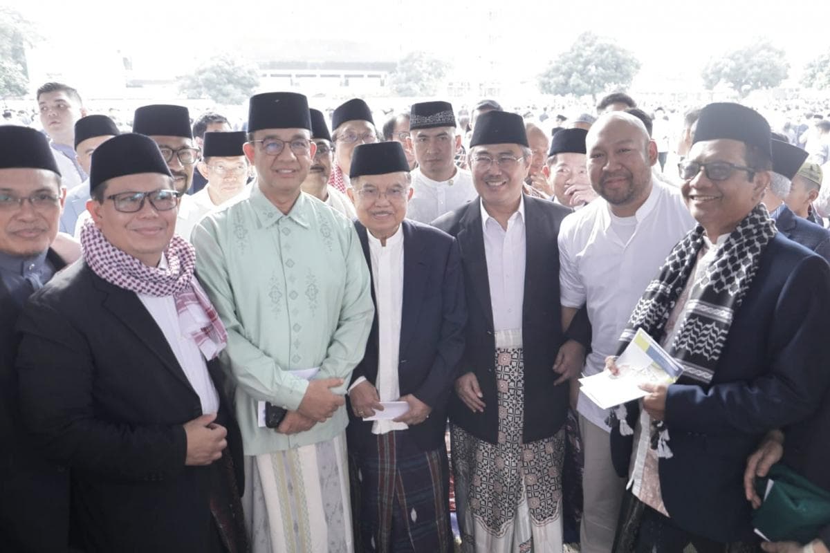 Momen Jusuf Kalla, Anies Baswedan, dan Mahfud MD Salat Id Bersama di Masjid Al-Azhar Momen Jusuf Kalla, Anies Baswedan, dan Mahfud MD Salat Id Bersama di Masjid Al-Azhar
