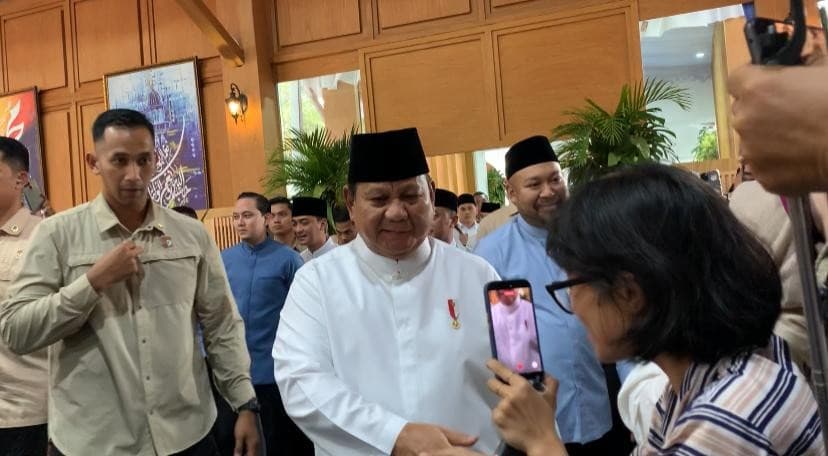 Prabowo Sapa dan Salami Warga saat Open House Lebaran di Istana Prabowo Sapa dan Salami Warga saat Open House Lebaran di Istana