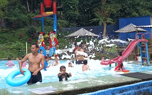 Taman Wisata Linggarjati Kuningan Ramai Diserbu Pengunjung di Hari Kedua Lebaran Taman Wisata Linggarjati Kuningan Ramai Diserbu Pengunjung di Hari Kedua Lebaran
