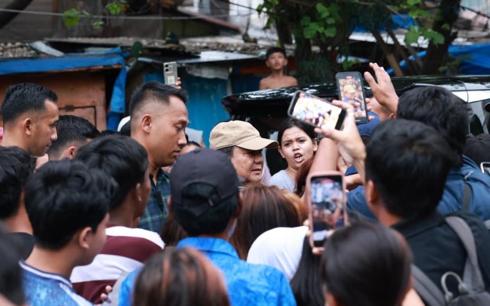 Dikunjungi Prabowo, Warga Bantaran Rel Senen: Dari Saya Kecil Baru Kali Ini Presiden Datang ke Sini Dikunjungi Prabowo, Warga Bantaran Rel Senen: Dari Saya Kecil Baru Kali Ini Presiden Datang ke Sini