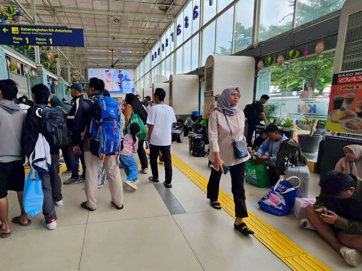 Arus Balik Padat di Stasiun Senen, Kedatangan Penumpang Tembus 18 Ribu Orang Sehari Arus Balik Padat di Stasiun Senen, Kedatangan Penumpang Tembus 18 Ribu Orang Sehari